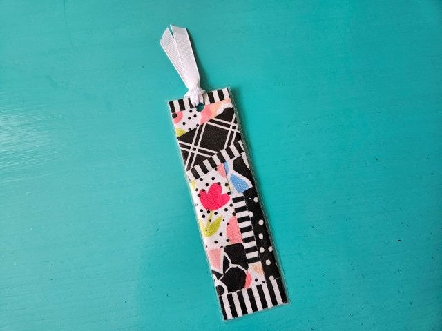 Simple Scrap Fabric Bookmark Tutorial / How to Make a Bookmark Using Fabric Scraps / No Sewing Required / No Sew Bookmark Craft / PDF