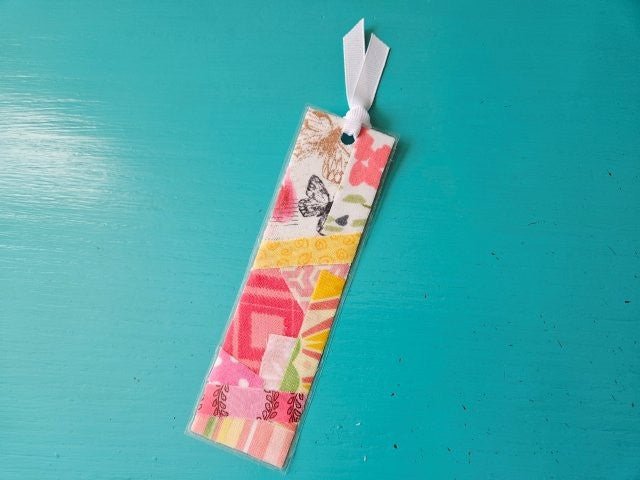 Simple Scrap Fabric Bookmark Tutorial / How to Make a Bookmark Using Fabric Scraps / No Sewing Required / No Sew Bookmark Craft / PDF