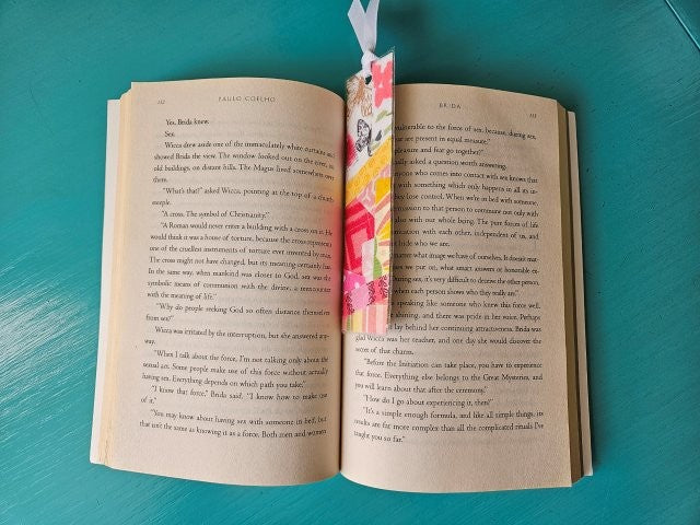 Simple Scrap Fabric Bookmark Tutorial / How to Make a Bookmark Using Fabric Scraps / No Sewing Required / No Sew Bookmark Craft / PDF