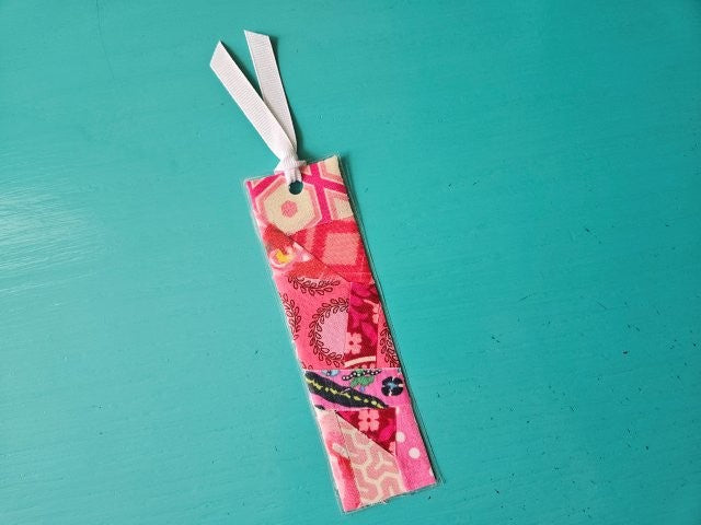 Simple Scrap Fabric Bookmark Tutorial / How to Make a Bookmark Using Fabric Scraps / No Sewing Required / No Sew Bookmark Craft / PDF